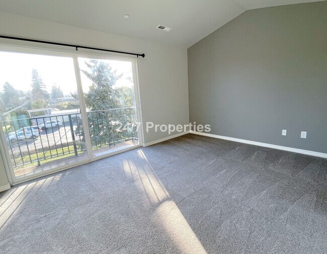 Building Photo - Spacious and Modern 3-Story Townhome - Mol...