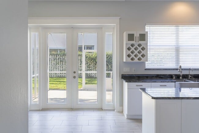 Building Photo - Beautiful 4/2 home Located on a tree lined street in the gate of country club community of the Hu...