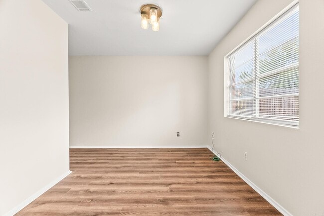 Building Photo - 200 Pine Forest Dr