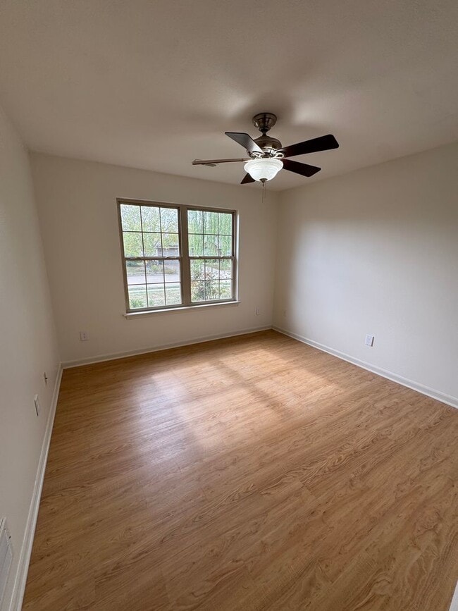 Building Photo - 3 bedroom 2 bath house