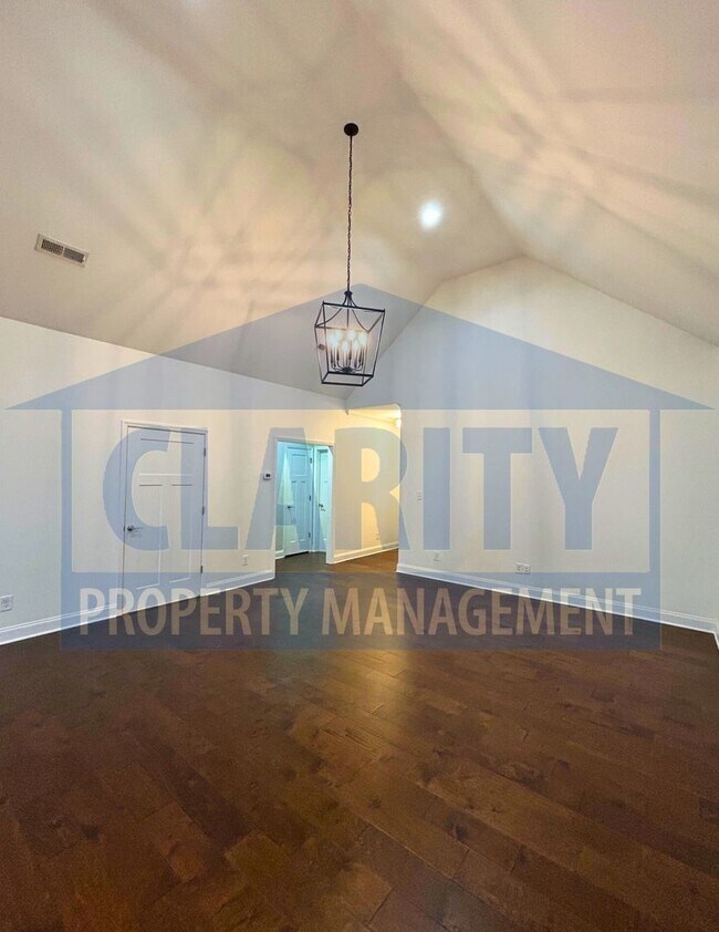 Building Photo - Single-level two bedroom townhome!