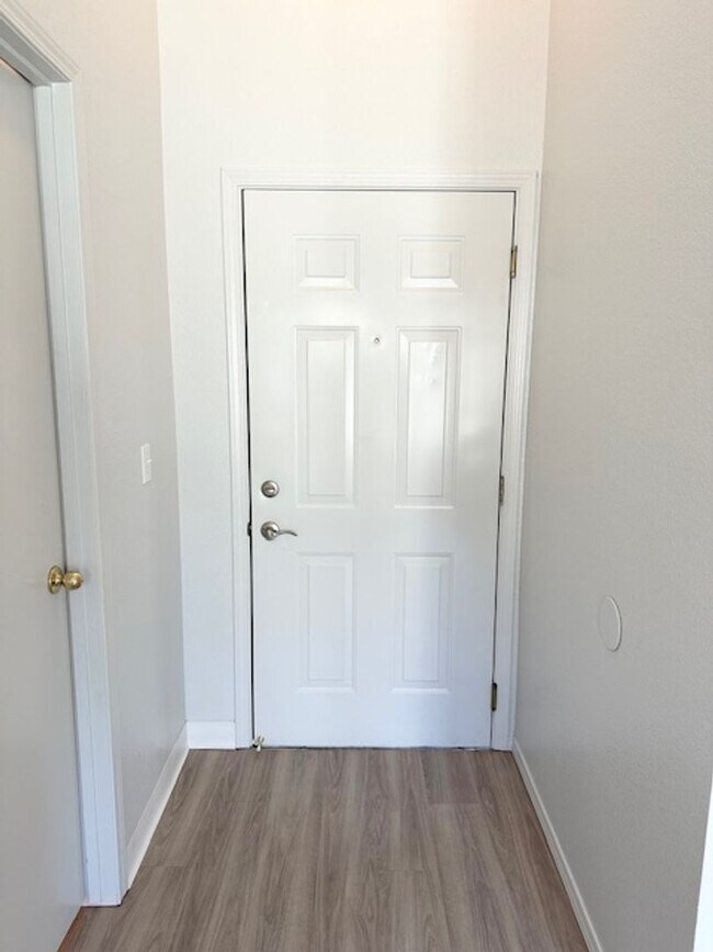Building Photo - Bright and Beautiful upstairs apartment!