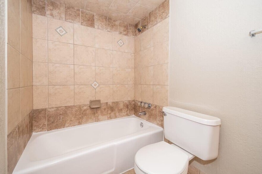Building Photo - 2048 Pompano Pkwy