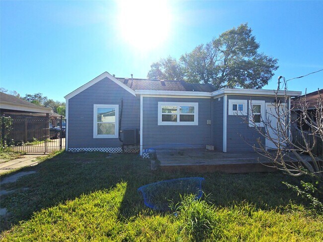 Building Photo - 210 Olive Ave