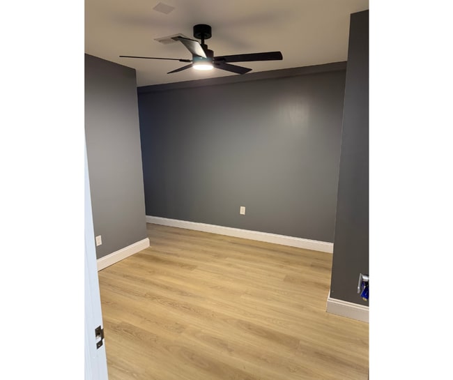 Building Photo - 427 S Augusta Ave