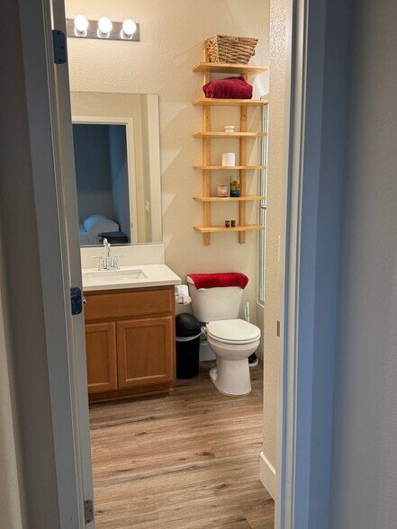 Building Photo - 5494 Antioch