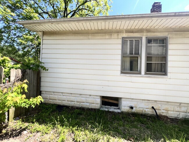 Building Photo - 1258 E Division St