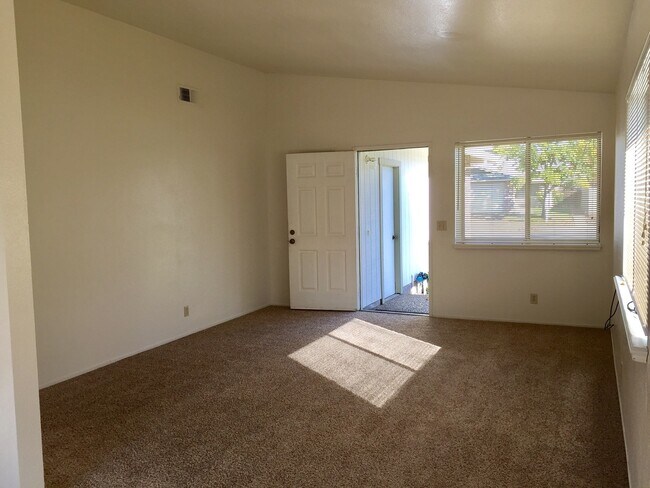 Building Photo - Rare find home with 2-Car Garage, Fenced Yard, with Convenient Location!