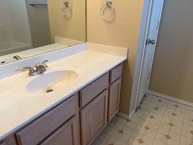 Building Photo - 3308 Lakecrest Dr