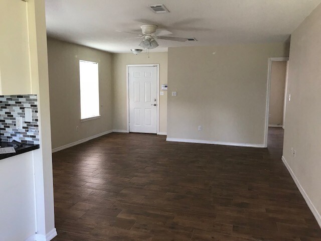 Building Photo - Convenient Location to Hulrburt Field