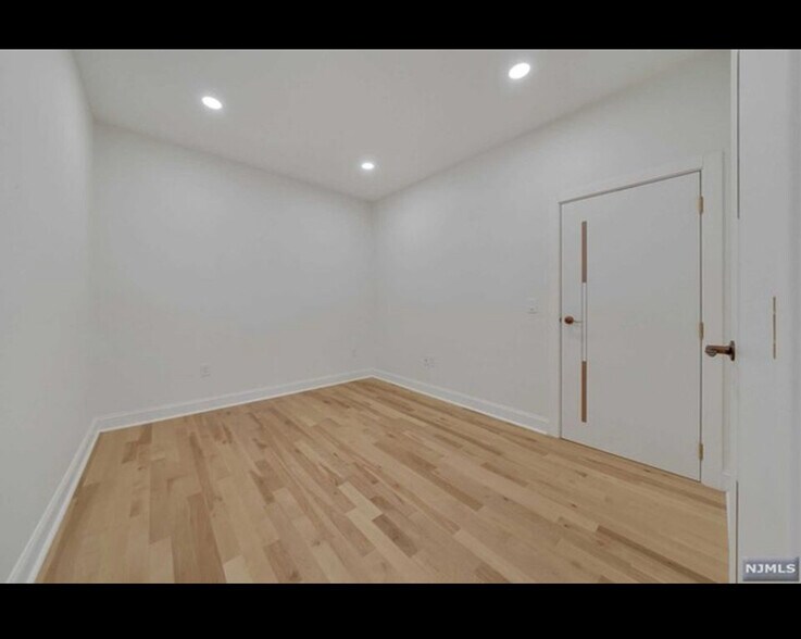 Building Photo - 25 Russell Ave