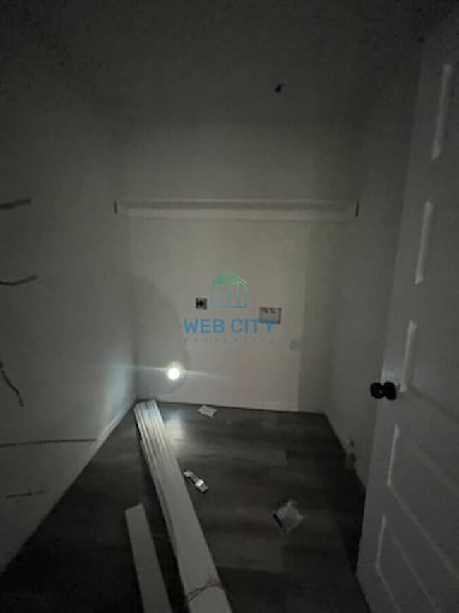 Building Photo - 9511 Laneyvale Ave