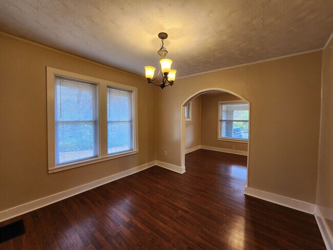 Building Photo - 3 Bedrooms, 1.5 Bath Brick Bungalow with Basement & Large Yard.  Close to UofL.