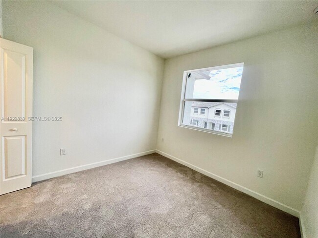 Building Photo - 1141 SE 2nd St