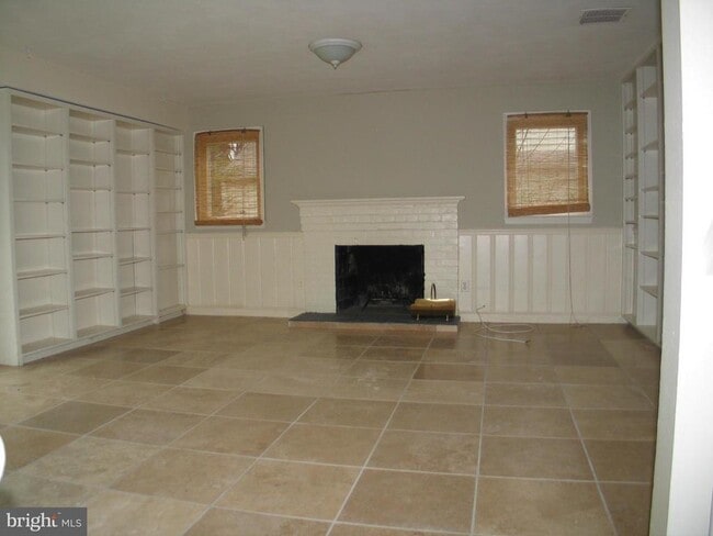 Building Photo - 5707 Cromwell Dr