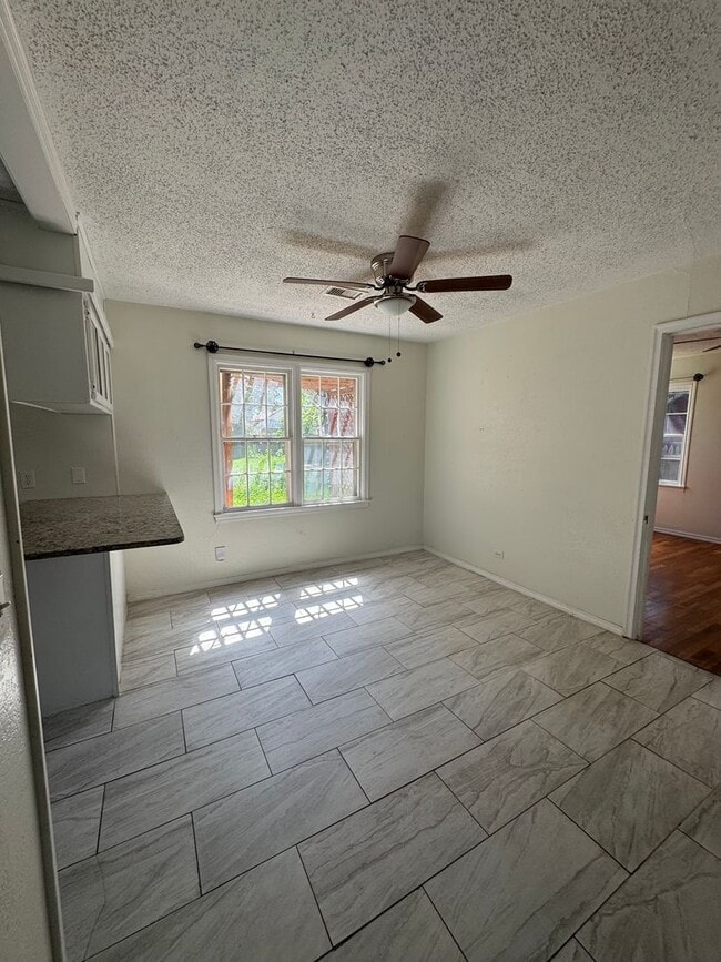 Building Photo - Cottage style house 2bedroom 1bathroom wit...