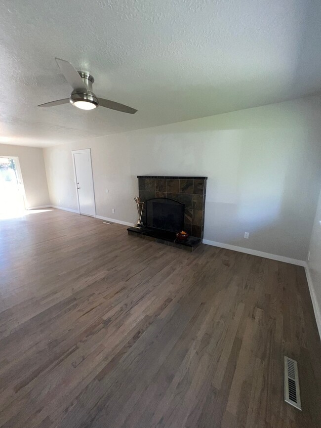 Building Photo - 3 Bed 2 Bath Home in Boise!