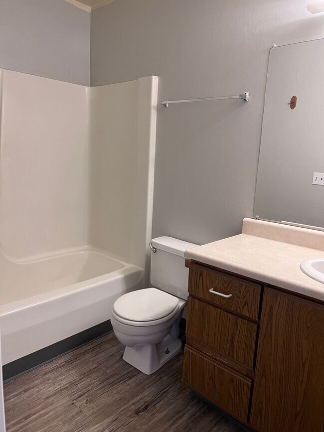 Building Photo - Spacious Two Bedroom Apartment in Sparta!