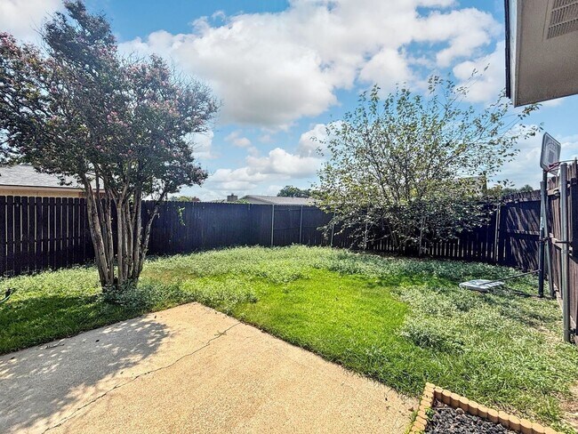 Building Photo - Effortless Living in a Beautifully Modernized Space!