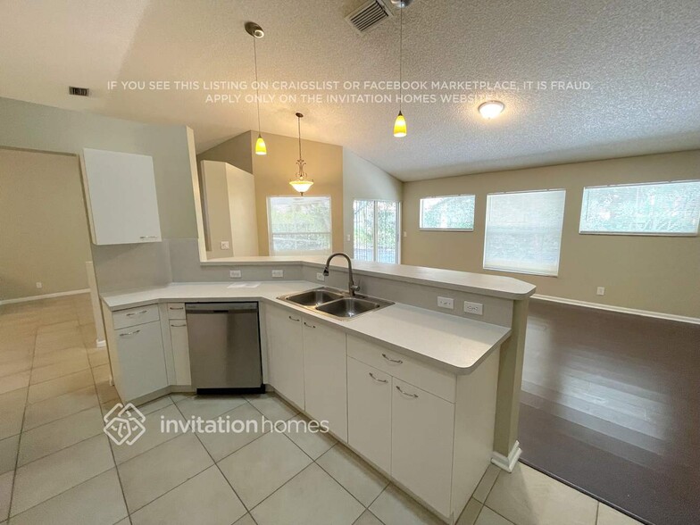 Building Photo - 5831 NW 40th Ln