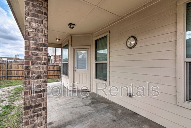 Building Photo - 5300 Primavera Ln