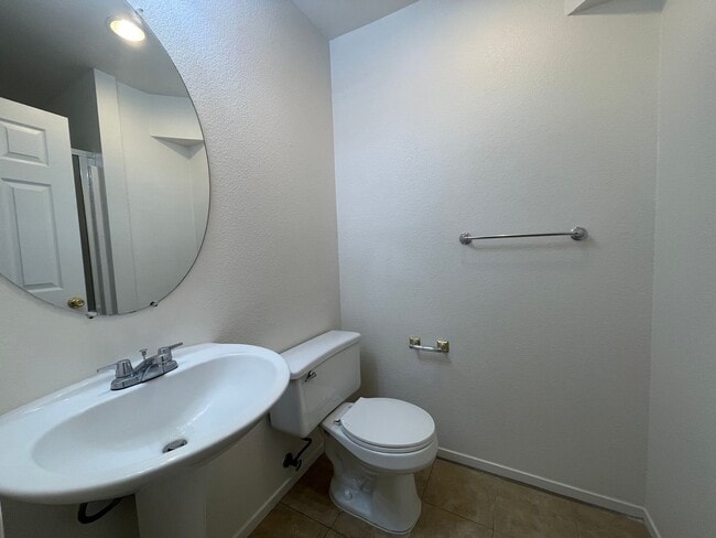 Building Photo - Wonderful Home Close to Shopping and Public Transportation.