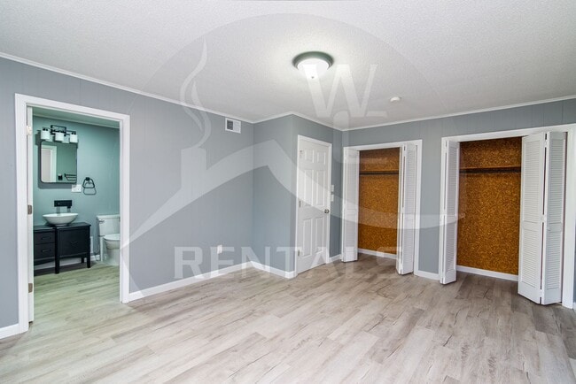 Building Photo - Beautifully remodeled 4 bedroom 2 bath home in Sylva available for year-long lease $2000 a month