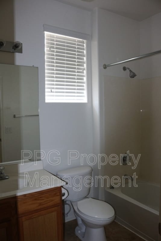 Building Photo - 15366 W Dreyfus St