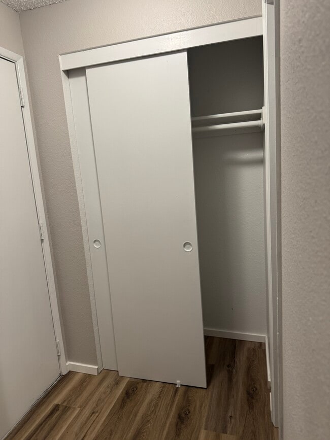 Building Photo - Fully Renovated 2 bedroom, 1.5 bath Apartment with New Appliances and Separate Garage!  Fully Rem...