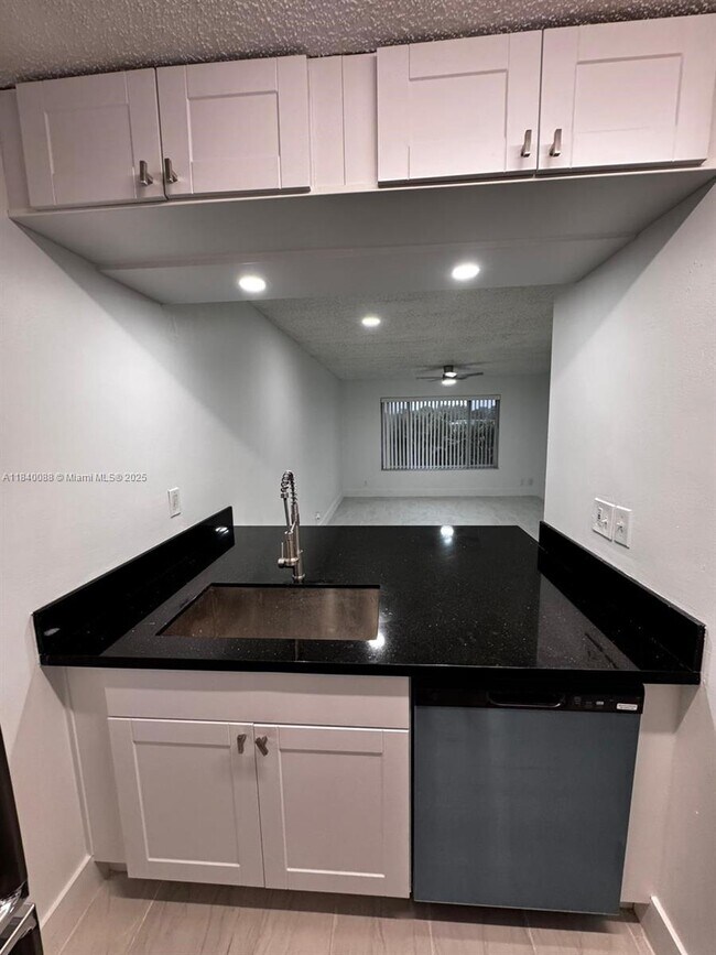 Building Photo - 9927 Twin Lakes Dr
