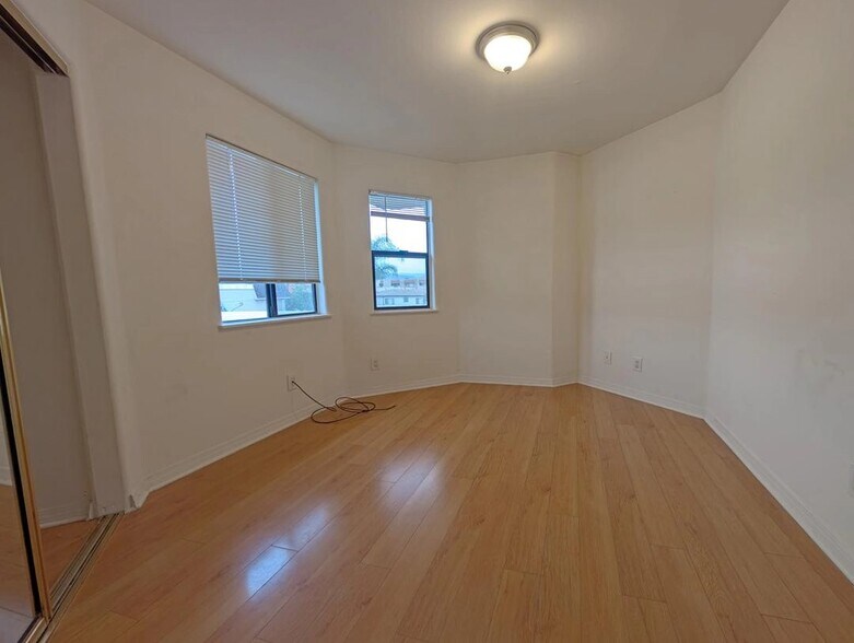 Building Photo - 305 N Cedar St