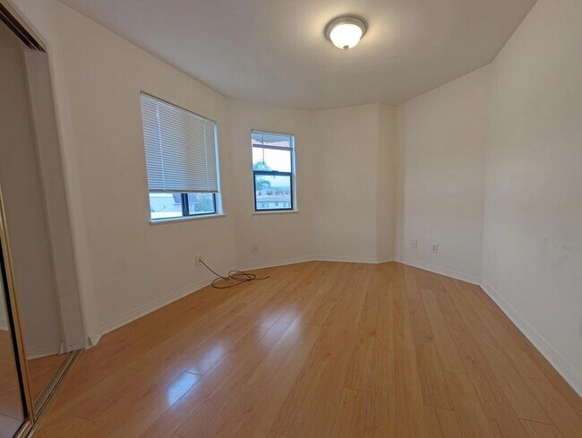 Building Photo - 305 N Cedar St