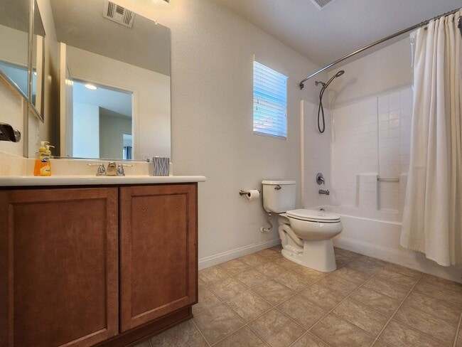 Building Photo - Lovely Two Story Home in Mountain Edge Community