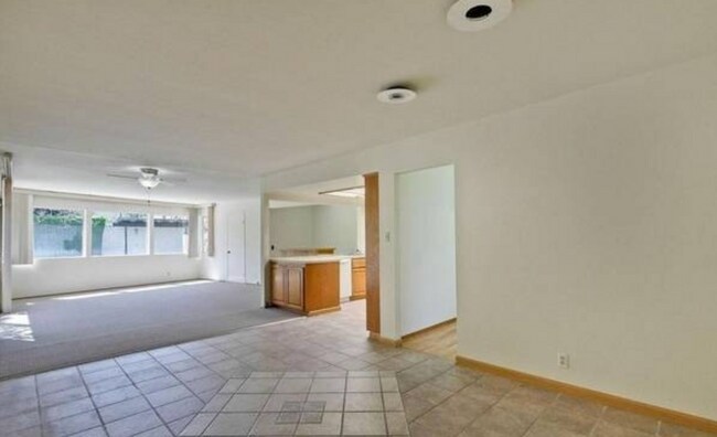 Building Photo - Beautifully Landscaped 4 Bed, 3 Bath Home- Close to Downtown!