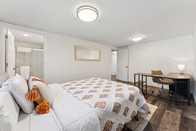 Building Photo - Waterfront Living!