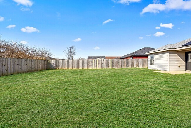 Building Photo - Charming 3-Bed Home in Rogers – Spacious Yard, Modern Comfort, Great Location