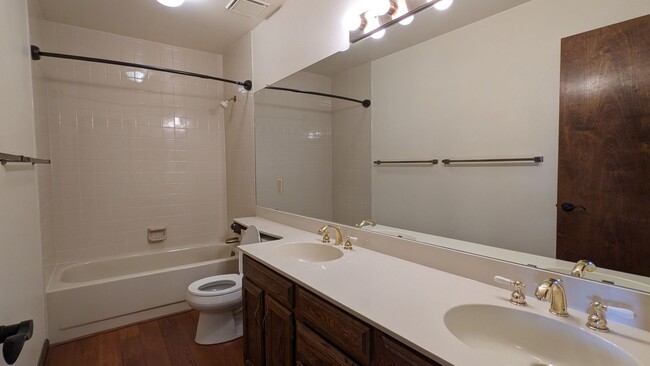 Building Photo - Beautiful 5 Bed, 3.25 Bath Broadmoor Home!