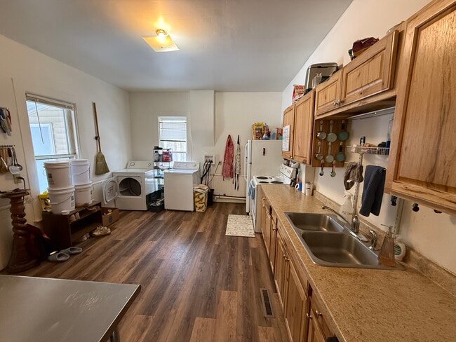 Building Photo - 610 Niagara St