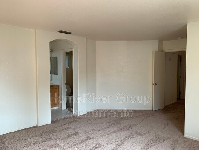 Building Photo - 202 Red Oak Ct