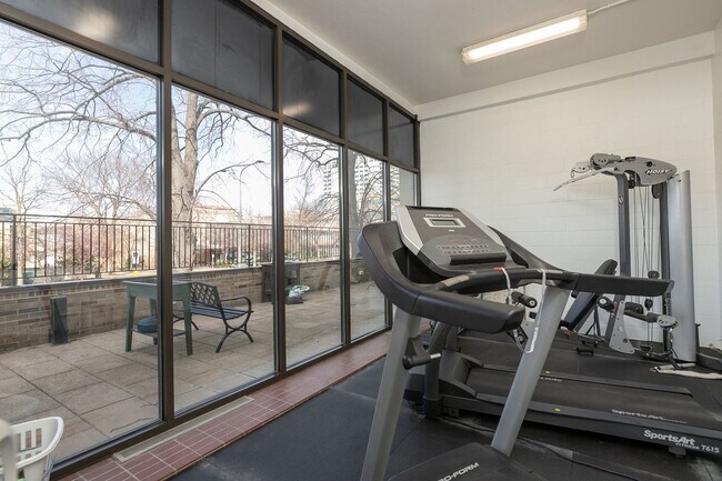 Building Photo - Unbeatable Views, Ample Amenities, 2 Bed 1...