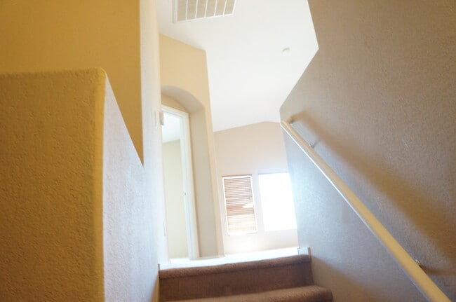 Building Photo - WONDERFUL 2 BEDROOM TOWNHOUSE IN GATED COM...