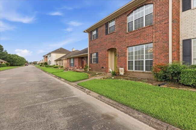 Building Photo - 1149 Green Meadow St