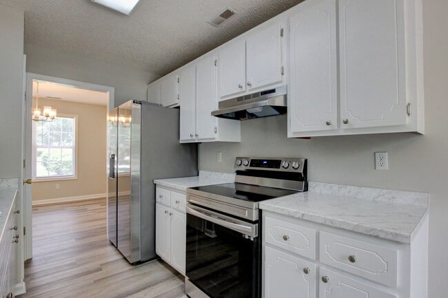 Building Photo - Stunning Brick Front Home With Fireplace And Hardwood Flooring In Sango Area