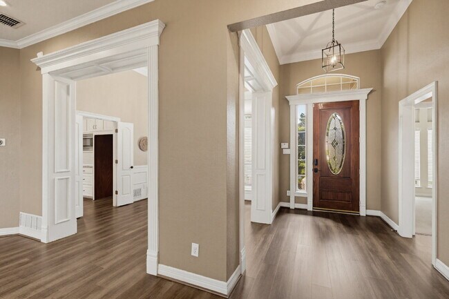 Building Photo - Perfect blend of comfort, style, and convenience.