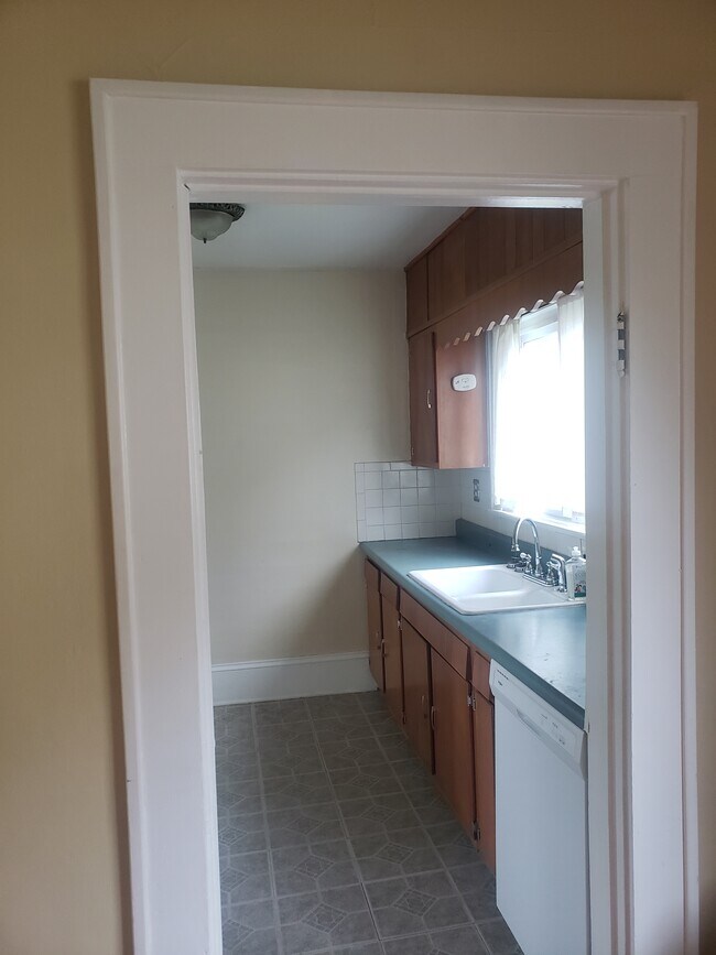 Building Photo - 907 E Holston Ave