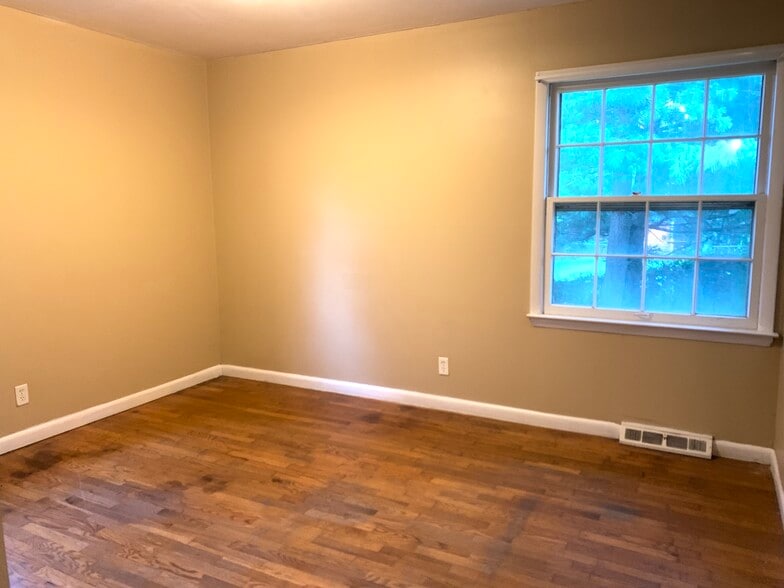 Building Photo - 272 Liverpool Rd