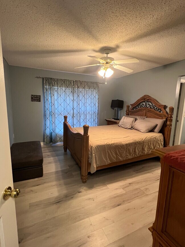 Building Photo - 701 SW Sarazen Ave