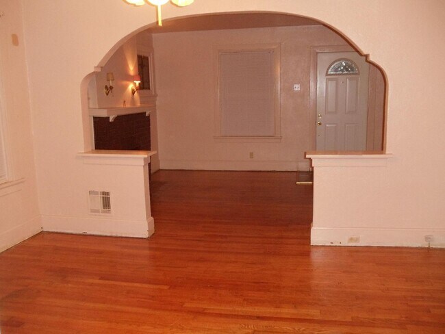 Building Photo - 2 Bedroom Brick Home $1195