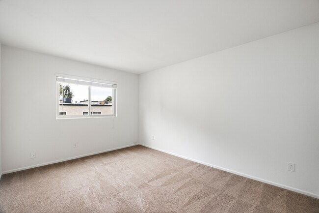 Building Photo - 11260 Overland Ave