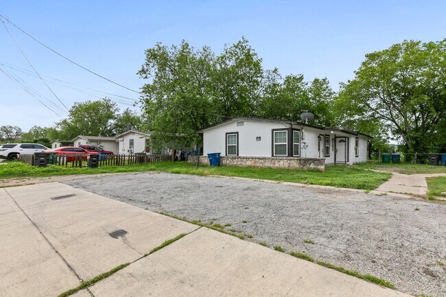 Building Photo - 3038 Weir Ave